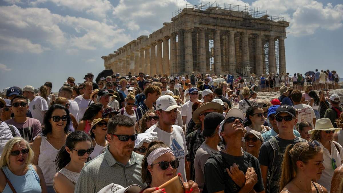 ARCHIVO - Turistas visitan el Partenón en la Acrópolis de Atenas, 4 de julio de 2023. Grecia planea ofrecer visitas guiadas exclusivas a la Acrópolis de Atenas fuera de los horarios normales