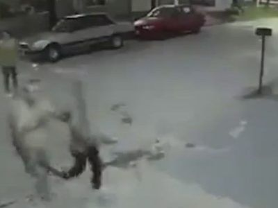 Hombre atrapa a ladrón, lo golpea con un machete y lo pone de rodillas frente a una cámara de seguridad