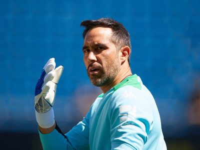 Tras anunciar su retiro: la insólita despedida de un político chileno a Claudio Bravo