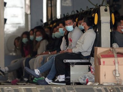 Avión militar de EU con deportados no pidió autorización para sobrevolar México: Segob
