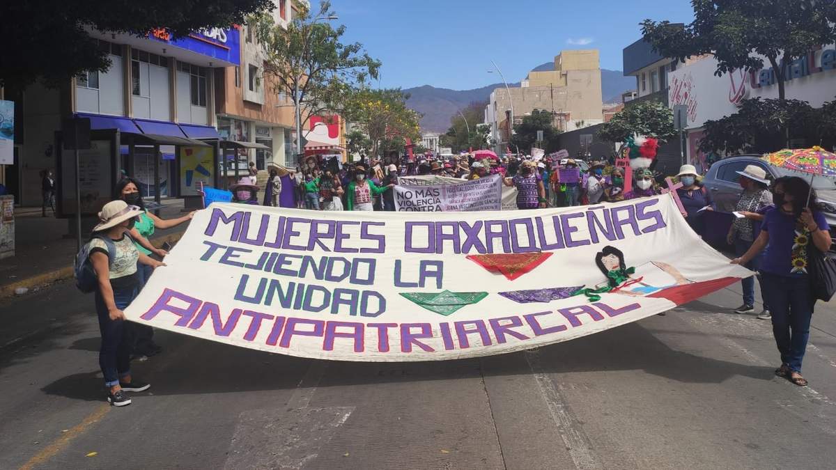 Cuestionan a Salomón Jara por blindar edificios y mandar grupos de choque a marcha feminista