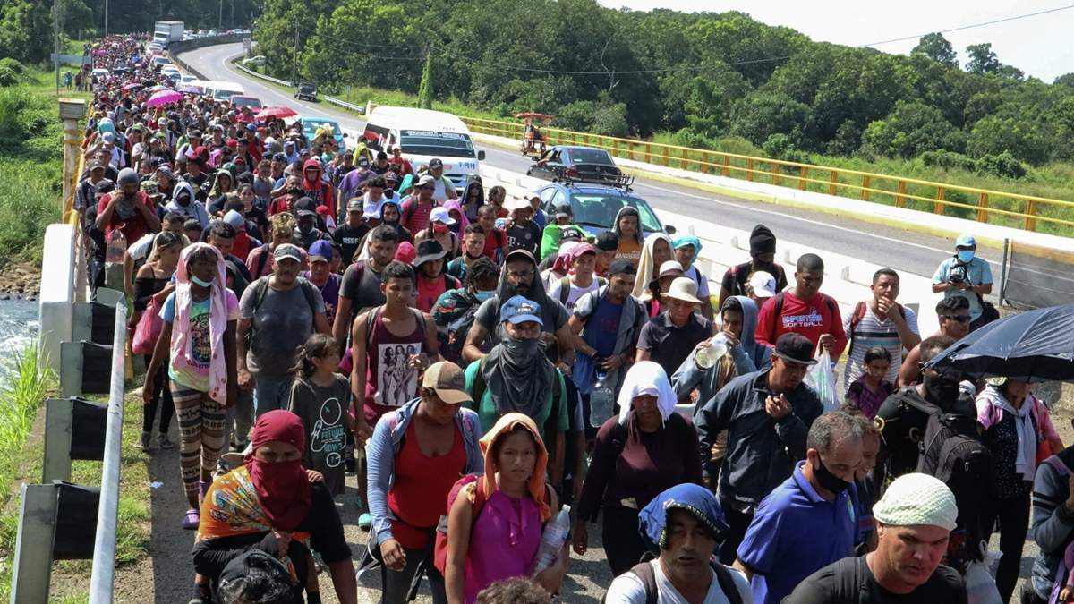 Una caravana migrante en su paso por México. Fuente: (Twitter)