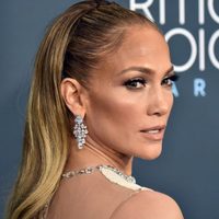 ¡De la crítica al galardón! JLo deja sin aliento con su outfit ¡Y se lleva todas las miradas!