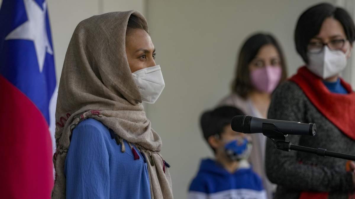 Zainab Momeny, la primera refugiada afgana en llegar a Chile. Fuente: (Twitter)