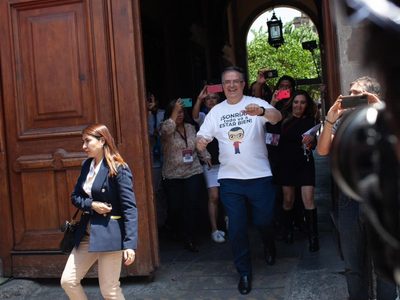 Ebrard entrega su renuncia y desafía: "aquí no hay planes B, el plan A es ganar y vencer"