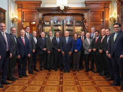 AMLO se reúne con empresarios a unos días del relevo del CCE