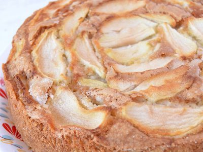 Torta matera de manzana y ciruela: increíblemente húmeda y lista en pocos minutos
