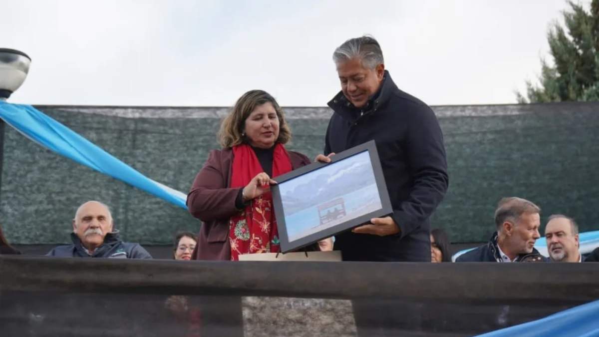 El gobernador Figueroa con la intendenta Antiñir. Fuente: (Neuquén Informa)
