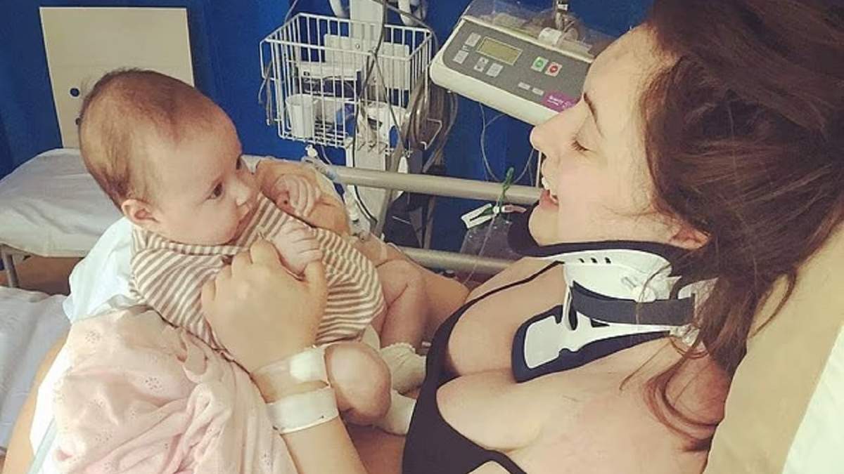 Una mujer bostezó tan fuerte que se quebró el cuello