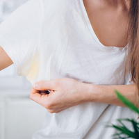 No tires más remeras con manchas de sudor o desodorante: el tip perfecto para dejarlas como recién estrenadas