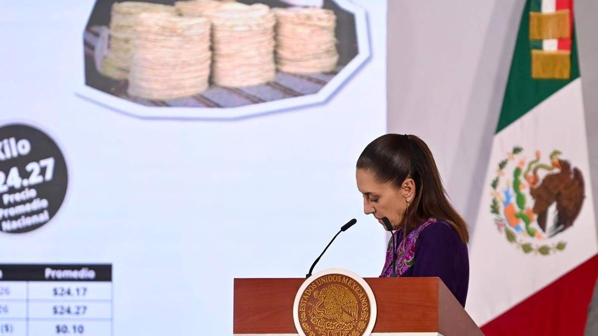 La presidenta Claudia Sheinbaum en la conferencia matutina de Palacio Nacional, el jueves 16 de abril de 2026