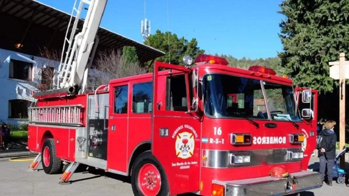 En el siniestro trabajaron 4 dotaciones de bomberos voluntarios de San Martín de los Andes. Fuente: (Diario 7 Lagos)