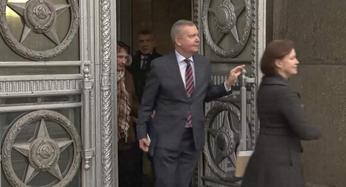 En esta imagen tomada de un video publicado por el servicio de prensa del Ministerio de Exteriores de Rusia, el embajador estonio ante la Federación Rusa, Margus Laidre, sale del edificio de la cancillería rusa