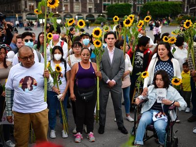 Marchan contra la militarización del Metro y por las víctimas del choque en la Línea 3