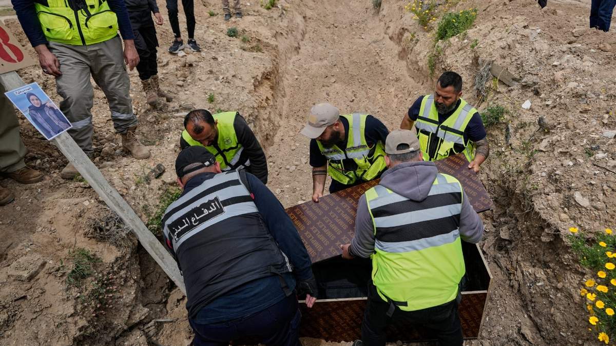 Paramédicos entierran los restos de Ghadir Baalbaki, de 19 años, quien murió en un bombardeo israelí en Tiro, Líbano, el 15 de abril del 2026