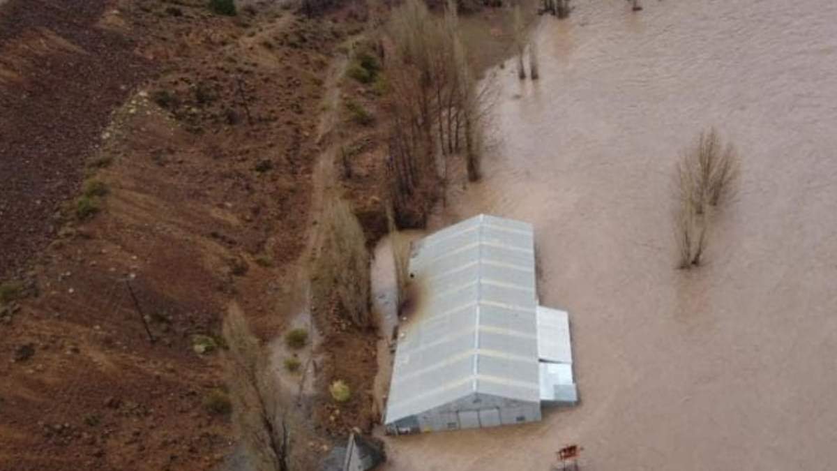 El galpón de la minera de Andacollo quedó cubierto por el agua. Fuente: {Facebook)
