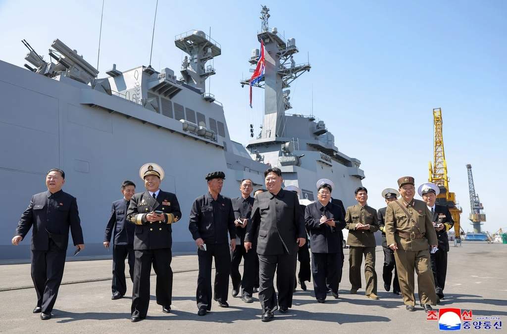 En esta imagen difundida por el gobierno de Corea del Norte, el mandatario Kim Jong Un, al centro, llega para observar el lanzamiento de prueba de misiles, el 12 de abril de 2026, en una ubicación desconocida de Corea del Norte