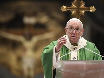 Papa defiende necesidad de pagar impuestos para que los débiles no sean aplastados por los poderosos