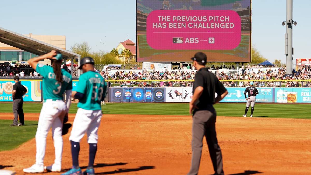 La pantalla del estadio muestra que Julio Rodríguez de los Marineros de Seattle ha pedido una revisión de un lanzamiento durante el juego de pretemporada contra los Diamondbacks de Arizona, el domingo 23 de febrero de 2025, en Peoria, Arizona