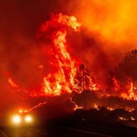 Crece gran incendio en California mientras el fuego arrasa gran parte del oeste de EU