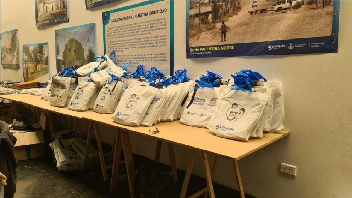 Los kits de útiles escolares que entrega la municipalidad de Neuquén. Fuente: (El Oeste Neuquino)