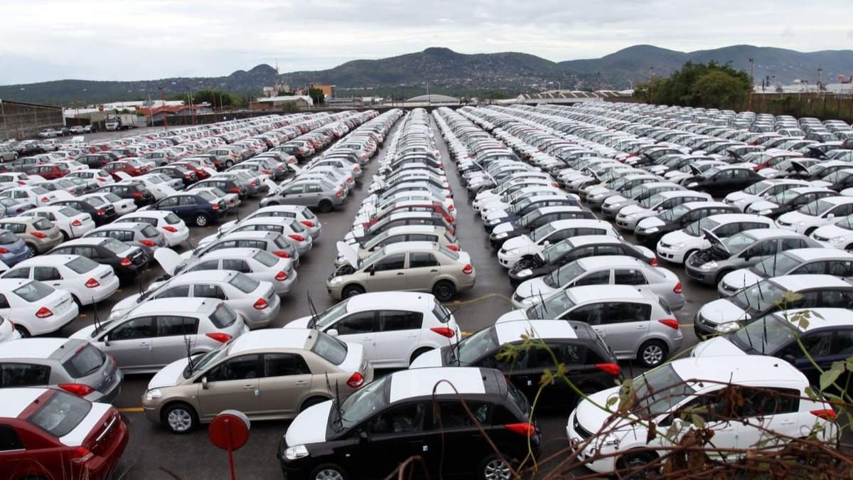 Lote de autos Nissan