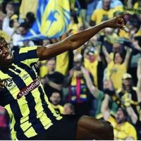 Bolt consigue doblete en su primer partido como titular en Australia