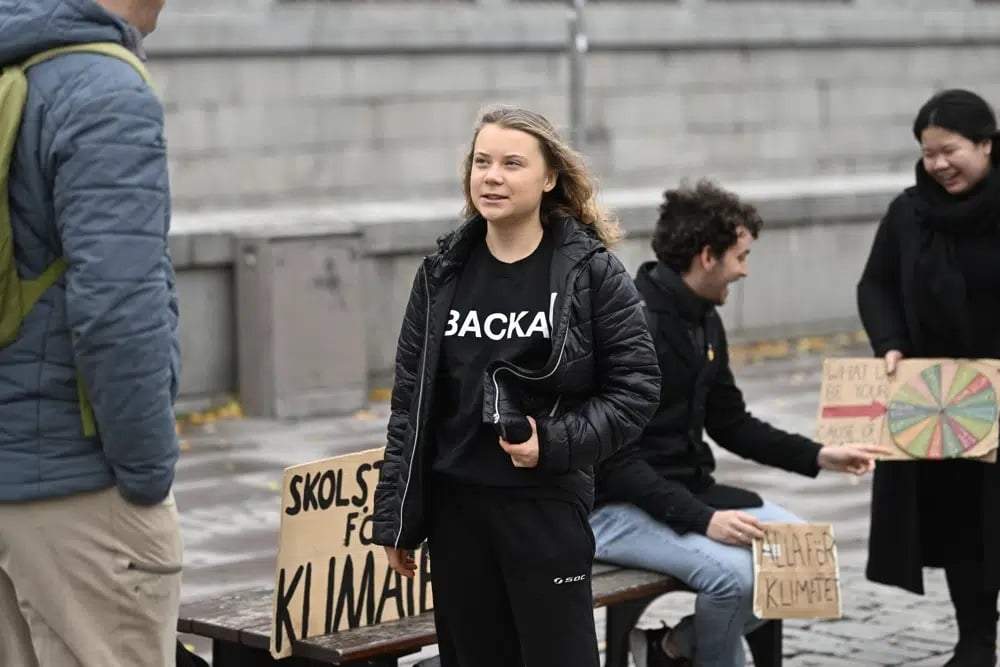 La activista climática sueca Greta Thunberg llega a la manifestación semanal Viernes por el Futuro en la plaza Mynttorget junto al Parlamento, en Estocolmo, Suecia, el 11 de noviembre de 2022