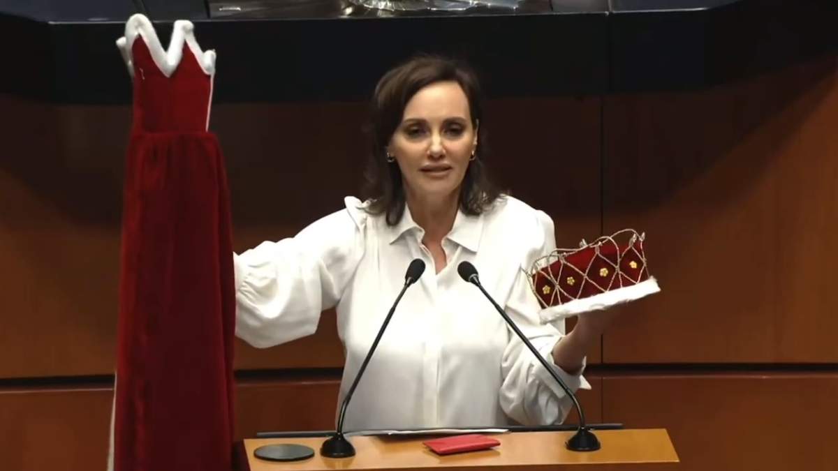 La capa y la corona que llevó Lilly Téllez a Gerardo Fernández Noroña
