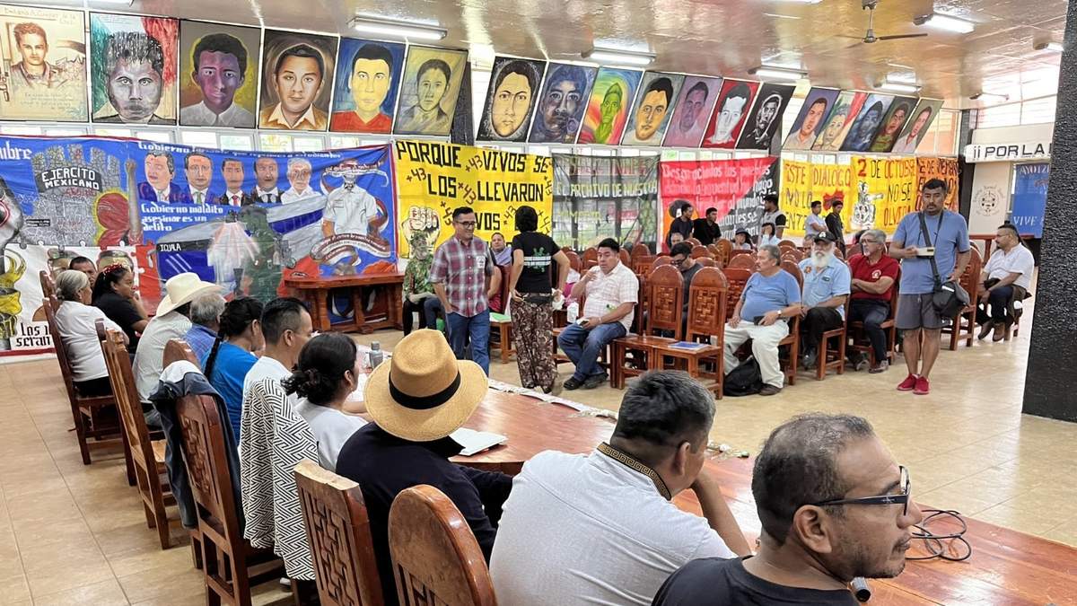 Padres de los 43 normalista desaparecidos dicen que AMLO fracasó en el caso Ayotzinapa