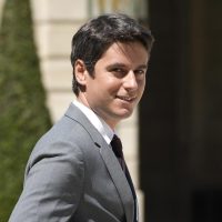 Macron reforma su gobierno y nombra al primer ministro más joven de Francia