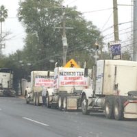 Protestan traileros por gasolinazo en Nuevo León