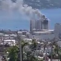 Aparatoso incendio en el hotel Emporio en Acapulco