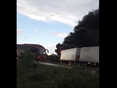 Queman camiones y bloquean carretera de NL tras enfrentamiento (Videos)