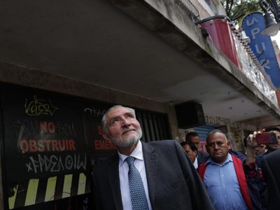 "¡El de la Barredora!”, gritan a Adán Augusto López mientras camina por el Centro Histórico (Video)