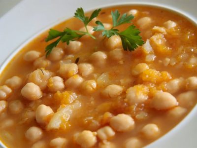 Guiso de garbanzos: bien cremoso y nutritivo, la receta otoñal que es un 10 y que nunca falla