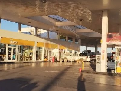 Fue armado a robar una estación de servicios y hasta atendió a un cliente