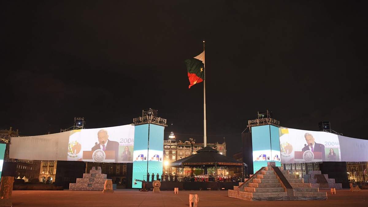 Ceremonia en el Zócalo para la conmemoración de los 200 años de la consumación de la Independencia