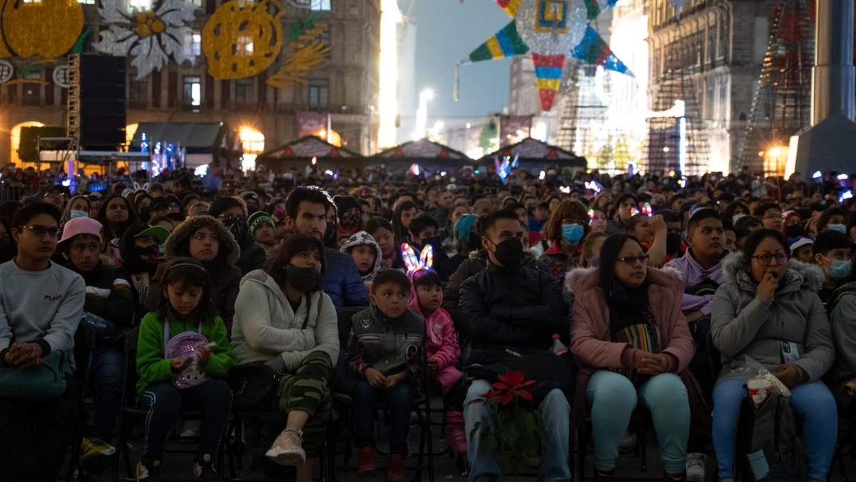 Proyección de Pinocho en el Zócalo capitalino