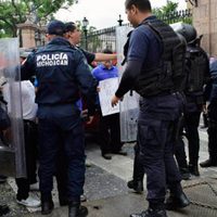 Expolicías bloquean avenida en Morelia; exigen el pago de finiquito