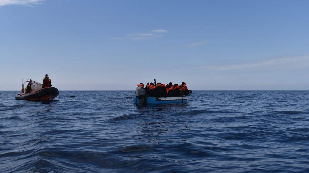 Equipos de rescate durante una operación en el mar Mediterráneo
