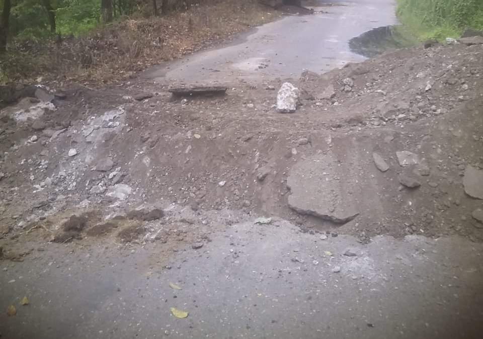 Con maquinaria pesada presuntos integrantes del Cártel de Sinaloa cavaron zanjas para evitar el avance de sus adversarios