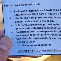 Denuncias de abusos en jardines: padres entregaron volantes en los puentes carreteros
