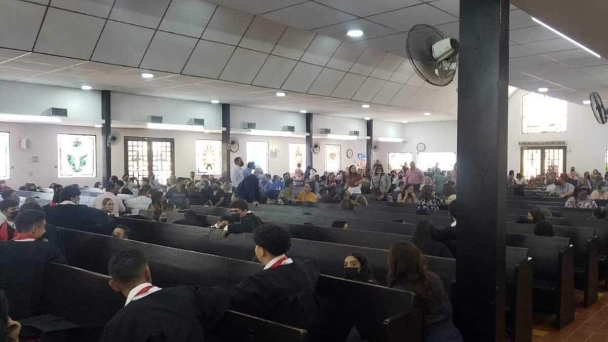 Alumnos y padres de familia que asistían a una misa de graduación se tiraron al suelo durante una balacera, en Caborca