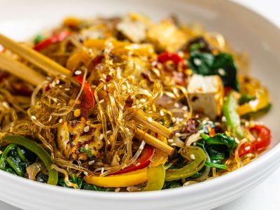 En sencillos pasos: la receta del japchae, el plato coreano favorito de V de BTS, ideal para comer con amigos