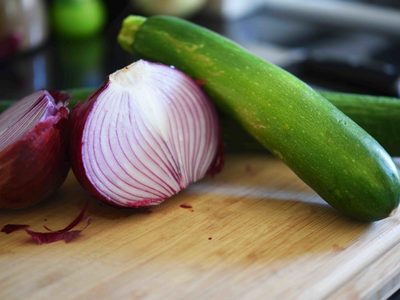 Con solo 1 zuchini o zapallito, hacé 2 recetas súper fáciles que te van a salvar la comida en momentos de apuro