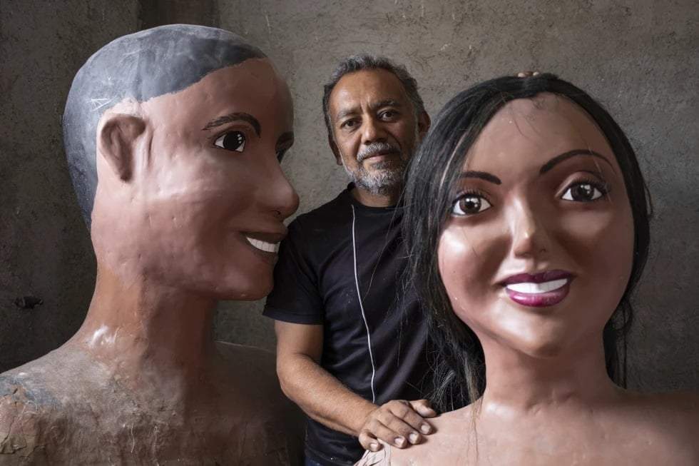 Tonatiuh Estrada, un artista oaxaqueño, posa con dos de sus obras en Oaxaca, México, el domingo 16 de julio de 2023