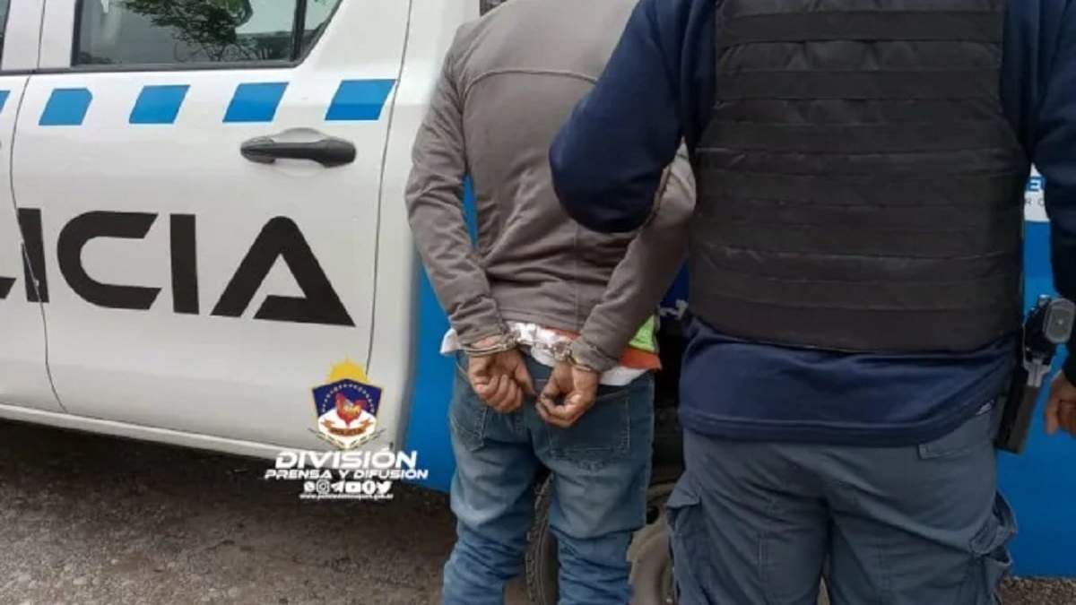 Las cámaras de vigilancia captaron al hombre cuando trataba de escapar de una casa. Fuente: (Policía Neuquén).