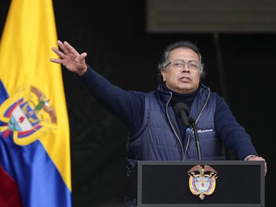Colombia acepta finalmente recibir a migrantes deportados; EU retira amenaza de aranceles (Video)