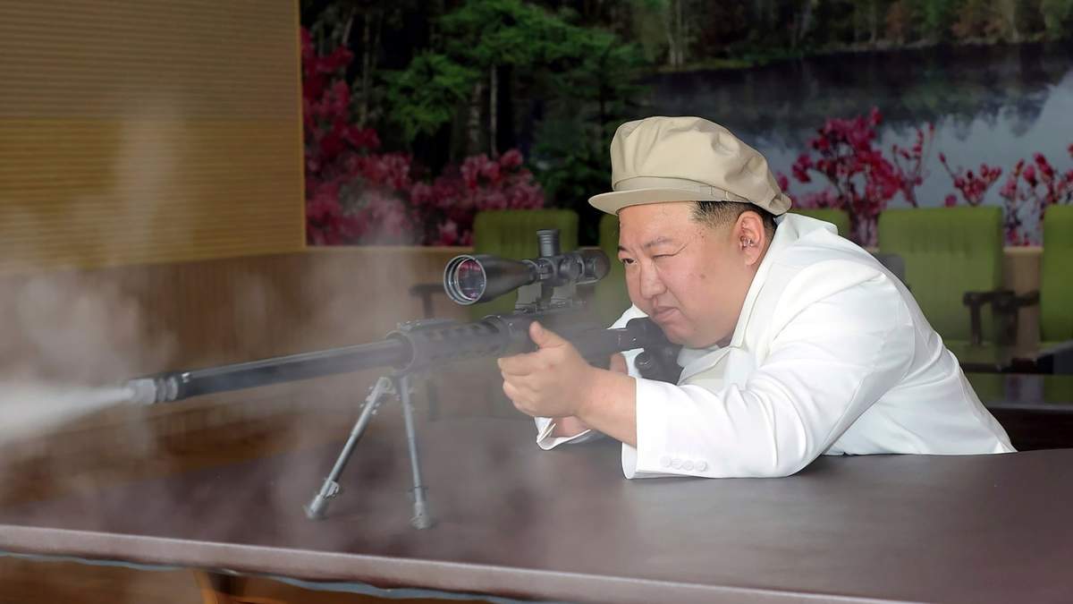 El gobernante norcoreano Kim Jong-Un prueba un arma de fuego
